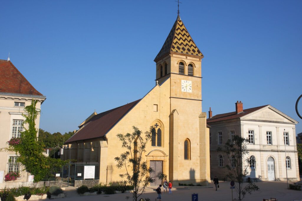 Face avant de l'église d'Is-sur-Tille.