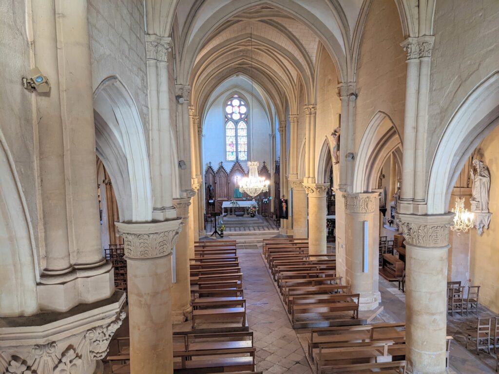 Intérieure de l'église d'Is-sur-Tille, vue depuis l'orgue.