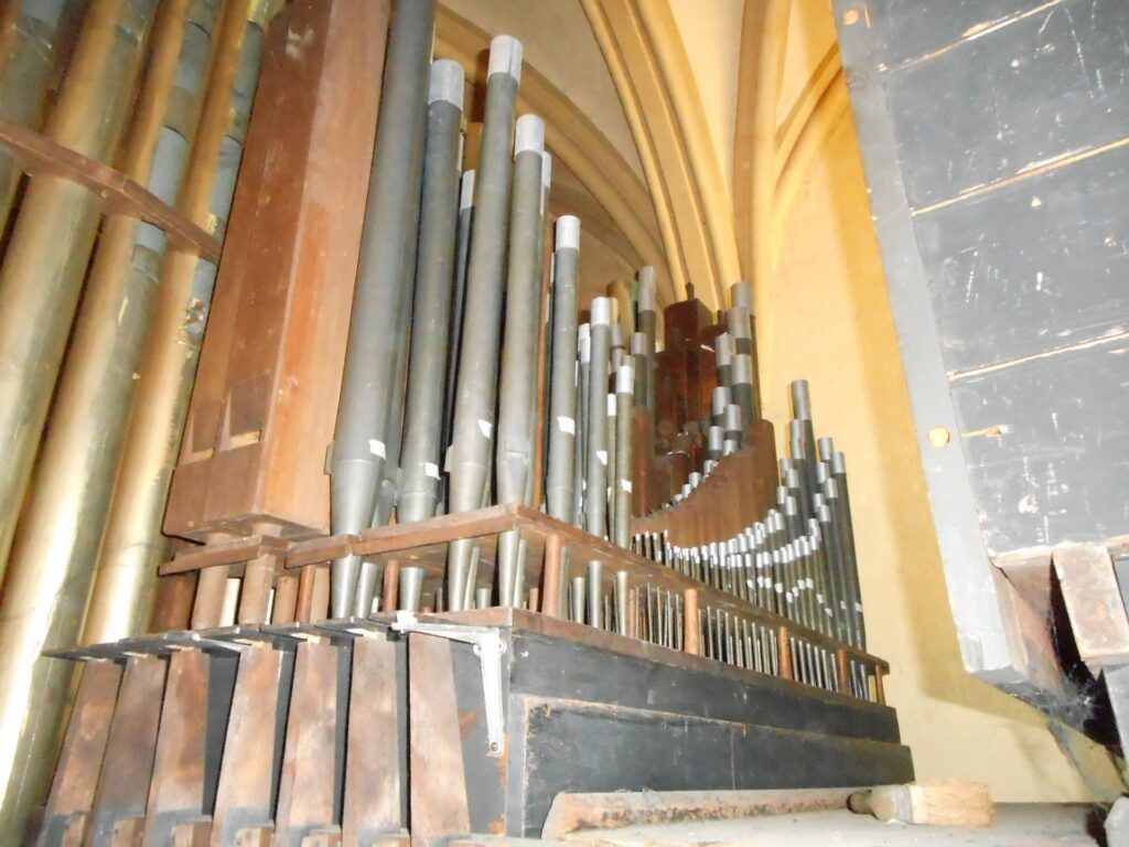 Photo de l'intérieur de l'orgue pendant sa rénovation.