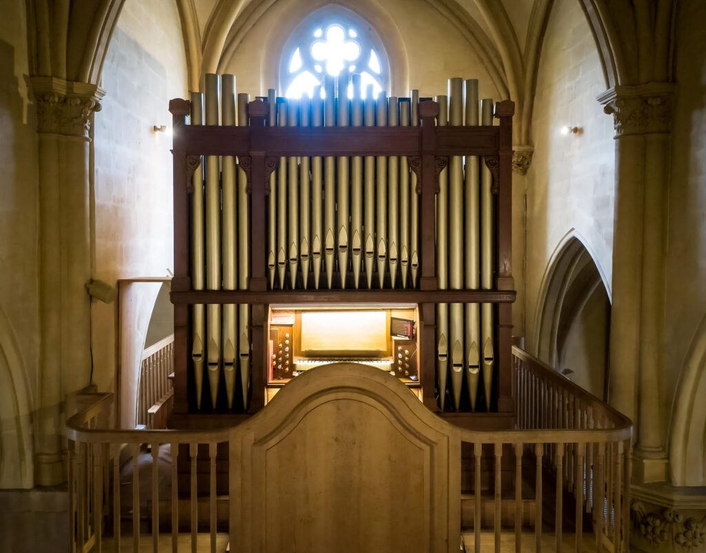 Face avant, photo de l'orgue prise avec un drone.