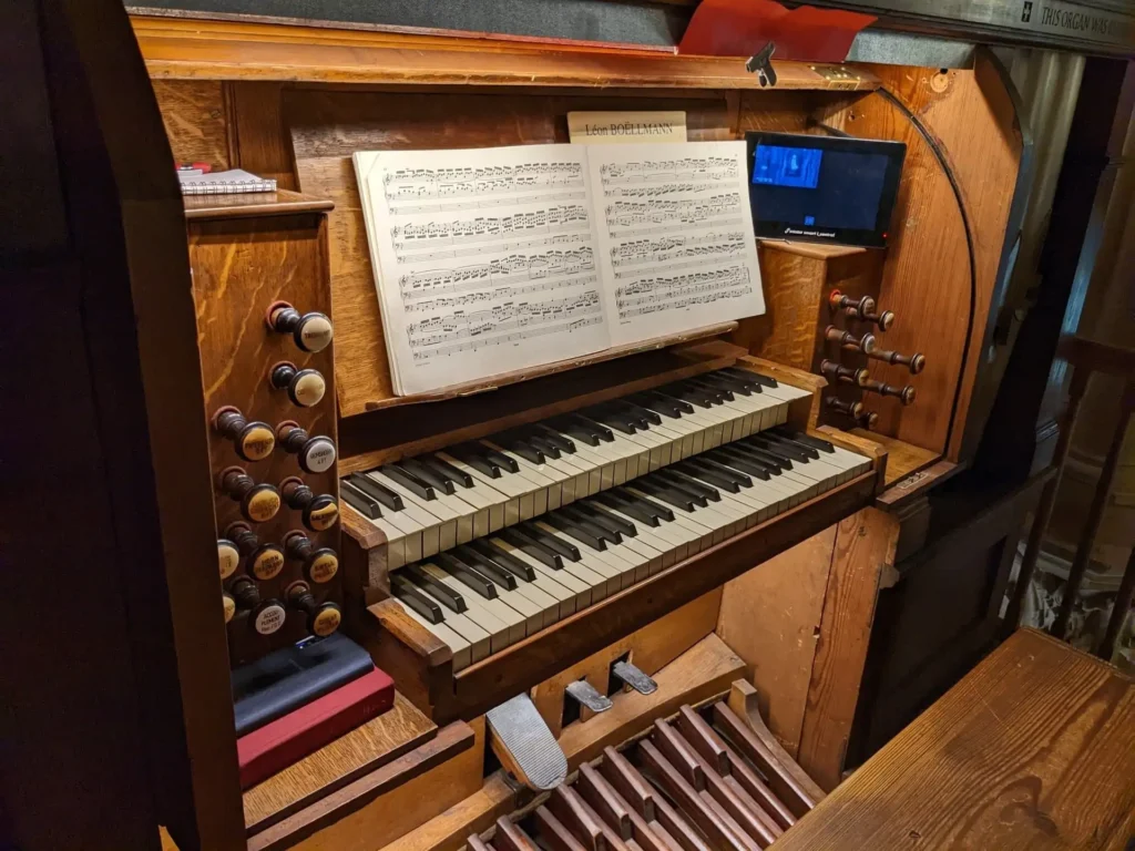 Face avant, clavier et pédalier de l'orgue.