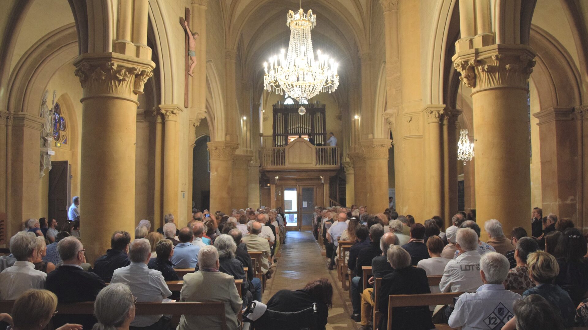 Concert d'orgue accompagné d'autres instruments.